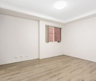Oversized two bedroom apartment with walk-to-everywhere locale - Photo 4