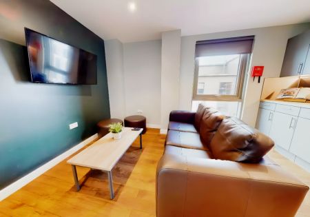 Five Bed Silver Apartment - Photo 5