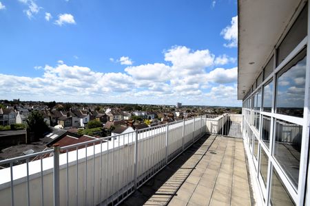 Penthouse, West Road, SS0 - Photo 2