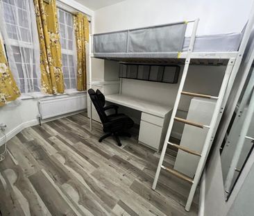 Studio Flat, Banff Road, M14 - Photo 1