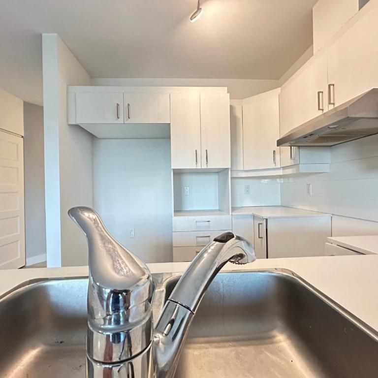 *Cession de Bail Superbe Condo Locatif 4 1/2 Ste-Dorothée Laval* - Photo 1
