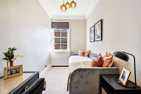 A substantial three bedroom apartment on a sought after street in the heart of Mayfair. - Photo 3