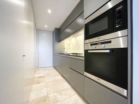 Luxurious Split-Level Apartment in Iconic Lumiere Residences - Photo 4