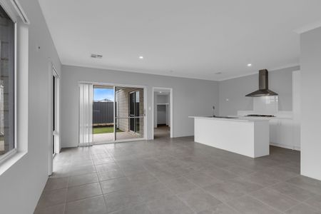 Five Bedroom Home In Port Kennedy - Photo 3