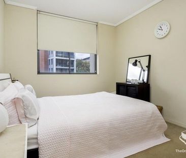 Bright, Quiet and Spacious One Bedroom Apartment - Photo 5