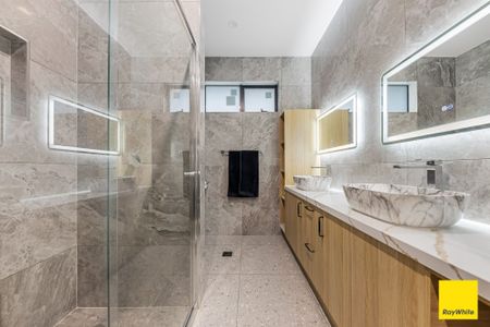 Elevate Your Lifestyle: Stunning Family Home with Premium Upgrades in Tarneit! - Photo 3