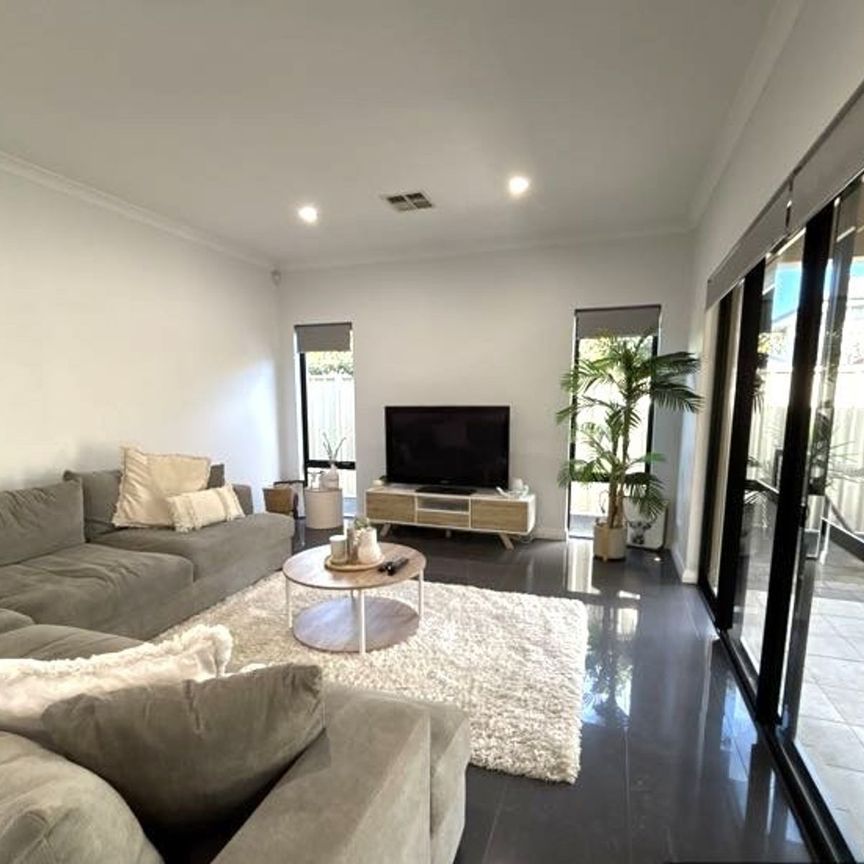 MODERN & SPACIOUS HOME IN PRIME LOCATION HOME OPEN SATURDAY 12 SEPTEMBER AT 9.45AM SHARP! - Photo 1