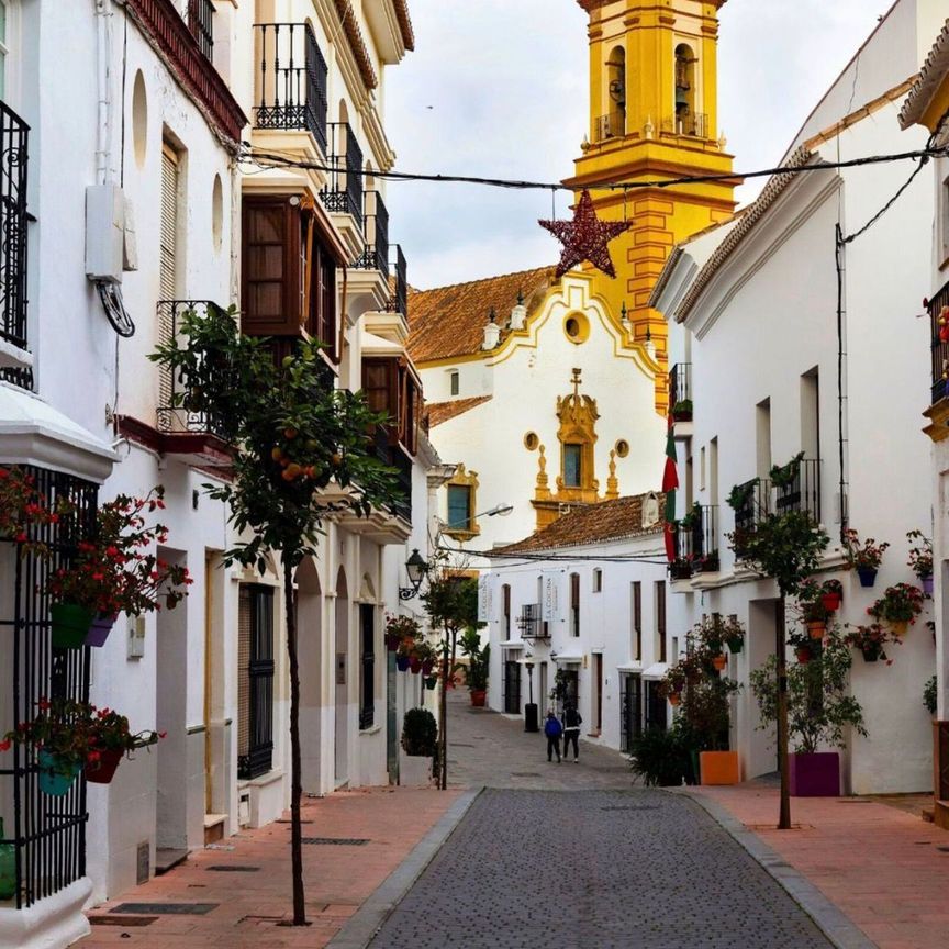 Middle Floor Apartment in Estepona - Photo 1