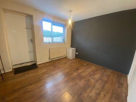 4 bedroom townhouse to rent - Photo 2