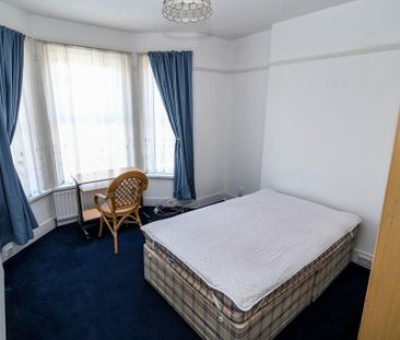 6 bedroom detached house to rent - Photo 3