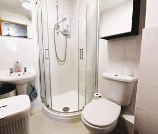 2 bedroom Flat in Flat 3, Leeds - Photo 1