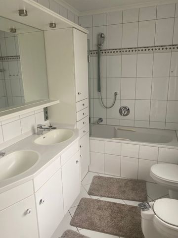 Miete inkl. Nebenkosten: 2.500 € pro Monat, plus Strom, inkl. Heizung - Photo 3