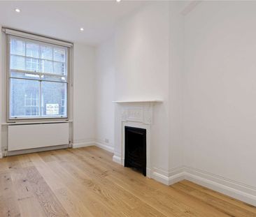 Set on the first floor of a popular mansion block in Bloomsbury, we... - Photo 2