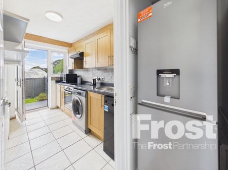 Charlton Close, Slough, Berkshire,SL1 - Photo 2