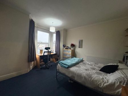 4 bedroom semi-detached house to rent - Photo 2