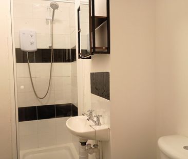 Studio Flat, Hollyshaw Lane, LS15 - Photo 3