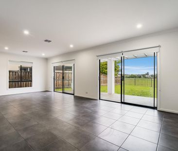 Stunning 4-Bedroom Family Home with Golf Course Views - Photo 2