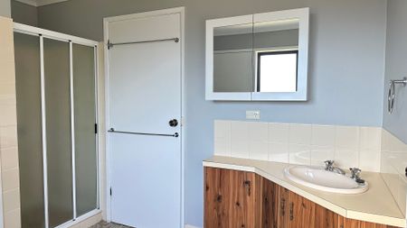 Refined Comfort and Effortless Convenience in the Heart of Lavington - Photo 4