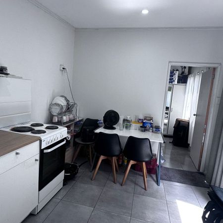 One Bedroom Granny Flat Walking Distance to Minto Train Station&excl;&excl; - Photo 3