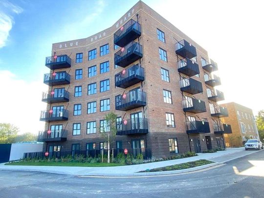 A superbly presented apartment in a striking contemporary development. - Photo 1