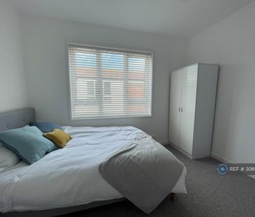 1 bedroom in a house share to rent - Photo 2