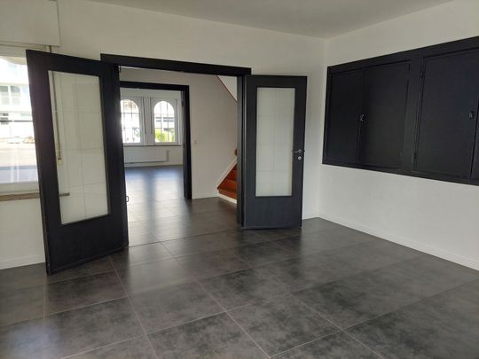 Ruime gezinswoning met 3 slaapkamers en aangename tuin - Photo 1