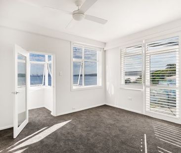 Absolute Waterfront Executive Residence – Renovated 3 Bedroom Apart... - Photo 2