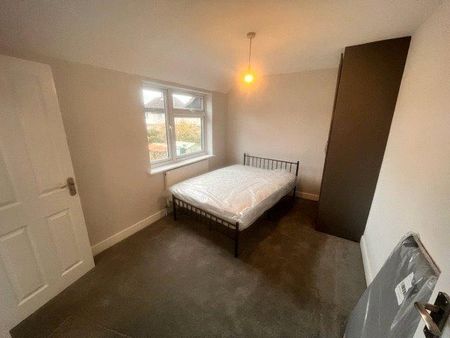 6 bedroom semi-detached house to rent - Photo 4