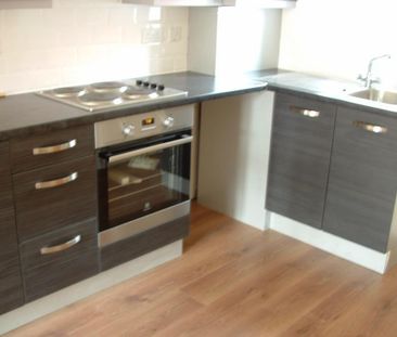 2 bedroom semi-detached house to rent - Photo 2