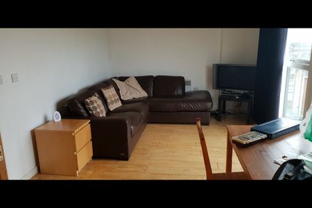 2 Bed Flat, London, IG2 - Photo 2