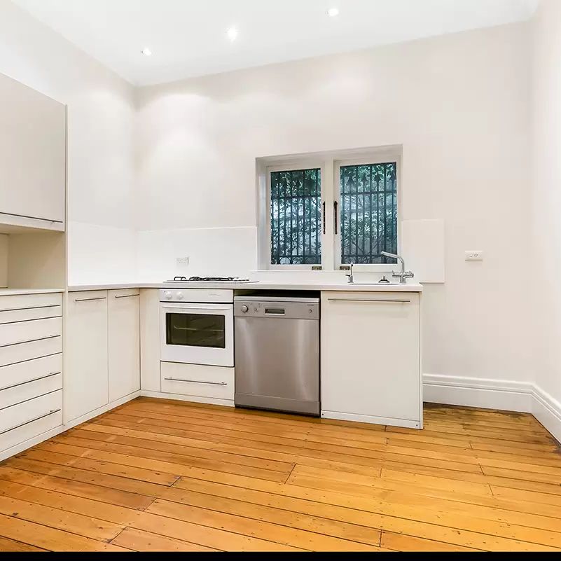 THREE BEDROOM APARTMENT IN PRIME LOCATION - Photo 1