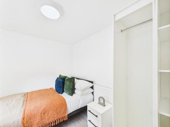 1 bedroom in a house share to rent - Photo 1