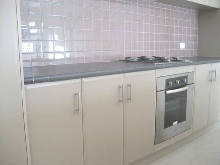 Three Bedroom Unit in great location! - Photo 4