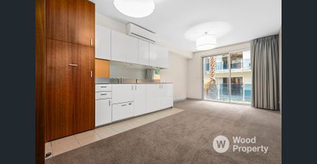 Bright & Spacious Studio Apartment in the Heart of St Kilda - Photo 2