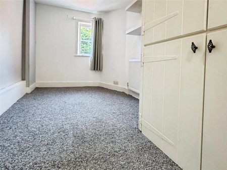 4 bedroom end of terrace house to rent - Photo 2