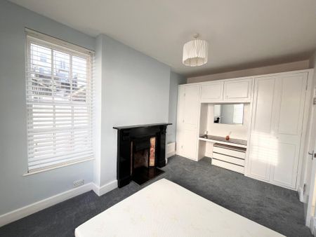 3 bedroom mews to rent - Photo 2