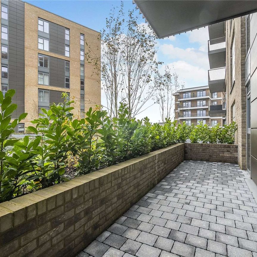 A brand new one bedroom apartment at Bankside Gardens completed by Berkeley Homes. - Photo 1