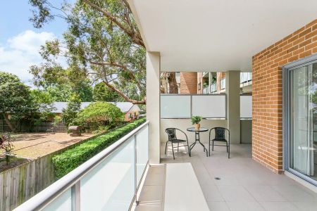 “Oversized north facing apartment in a prime locale” - Photo 3