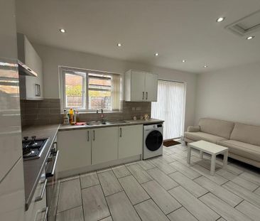 4 bedroom terraced house to rent - Photo 2