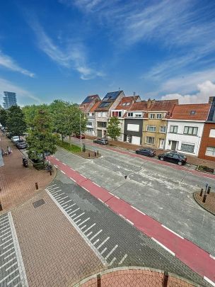 Ruim en modern appartement met 2 slaapkamers vlakbij het station in Knokke-Heist - Photo 1