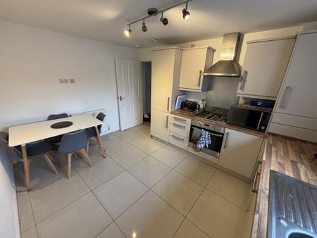 3 bedroom flat to rent - Photo 5
