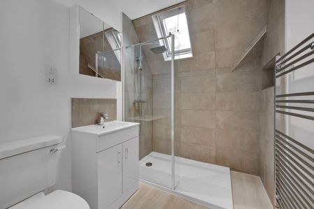 Located in an exclusive Guildford location and close to fantastic riding/walking country, a detached four bedroom property within a short drive from town centre and stations. - Photo 5