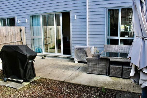 Lovely townhouse with a spacious backyard - Photo 1