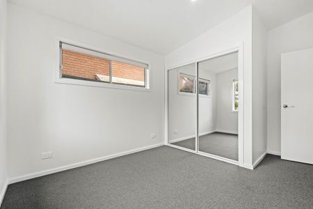 As new beautifully designed home in quiet cul-de-sac location - Photo 2