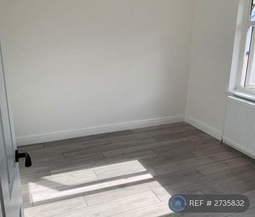 4 bedroom end of terrace house to rent - Photo 2