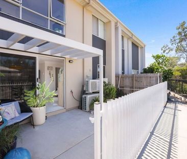 Modern townhome living with fresh upgrades - Photo 6