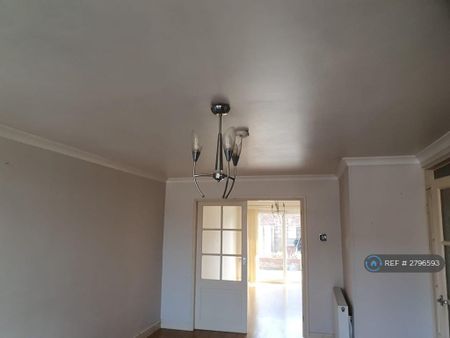 3 bedroom terraced house to rent - Photo 4