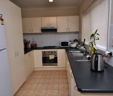 Three bedroom townhouse in great location - Photo 5