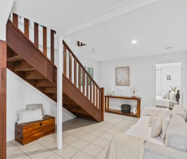 Fully furnished Queenslander with pool in the heart of freshwater - Photo 1