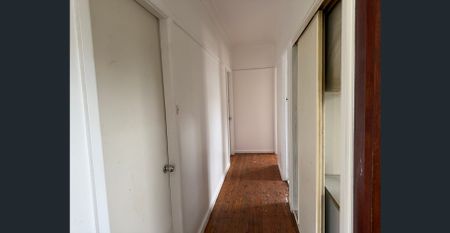 Family House For Rent // Walk to Station - Photo 3